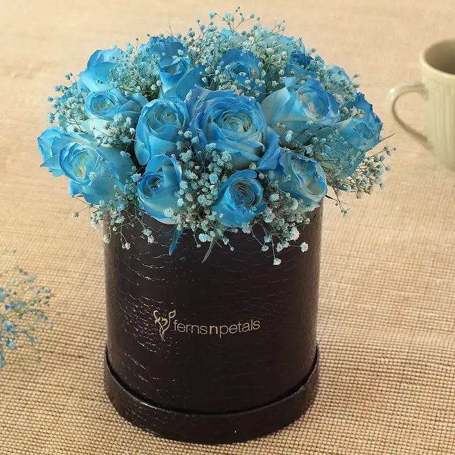 Fnp Roses Buy/Send Heavenly White Sprayed Roses In FNP Signature Box Online- FNP