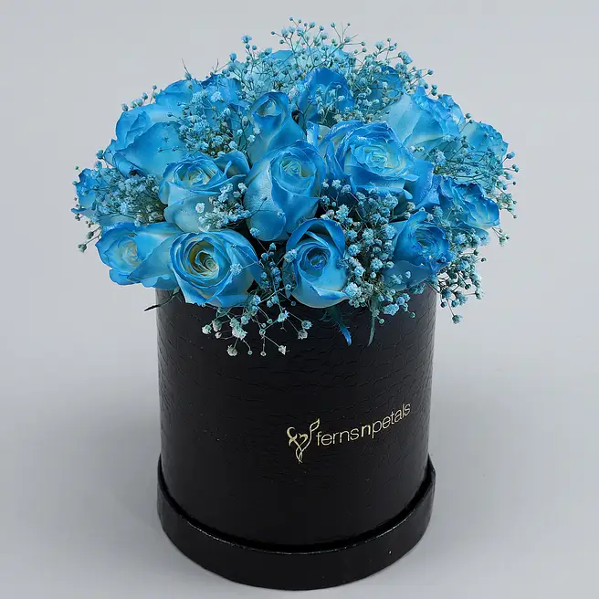 Buy/Send Heavenly White Sprayed Roses In FNP Signature Box Online- FNP