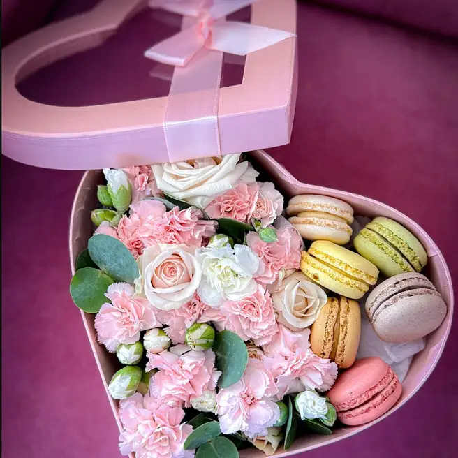 Flowers & Macarons Gift Set